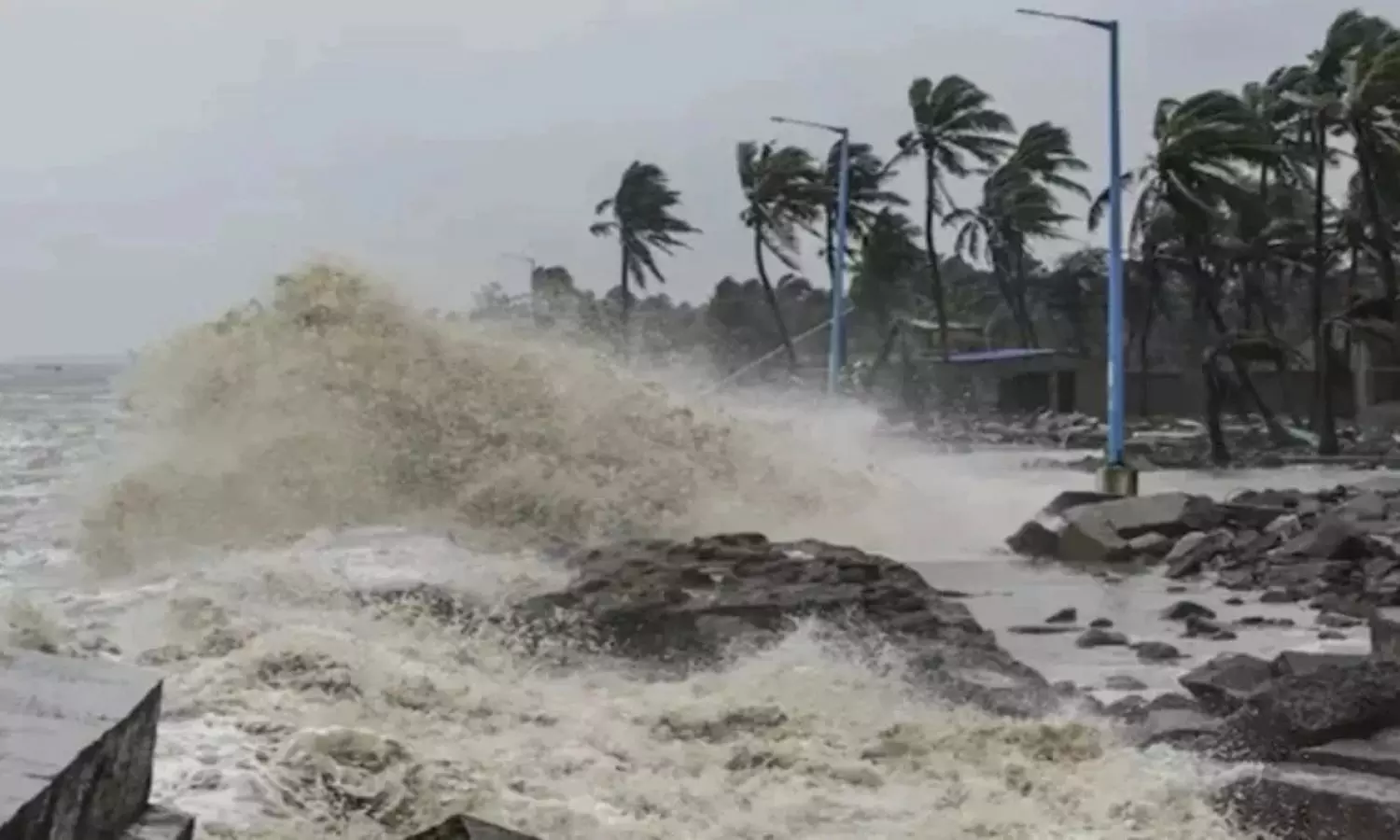 Cyclone Dana: వణికిస్తున్న దానా తుపాన్ .. గంటకు 120 కిమీ వేగంతో గాలులు.. వాతావరణ శాఖ హెచ్చరికలు