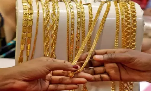 Gold Rate Today: భారీగా తగ్గిన బంగారం ధర.. తులం ఎంతంటే..?