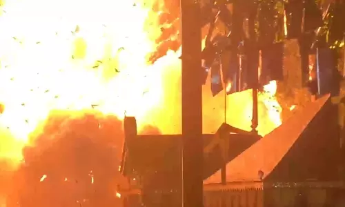 Kerala fireworks accident : కేరళలోని ఓ ఆలయంలో పేలిన బాణాసంచా ..150మందికి గాయాలు..8మంది పరిస్థితి విషమం Kerala fireworks accident : కేరళలోని ఓ ఆలయంలో పేలిన బాణాసంచా ..150మందికి గాయాలు..8మంది పరిస్థితి విషమం