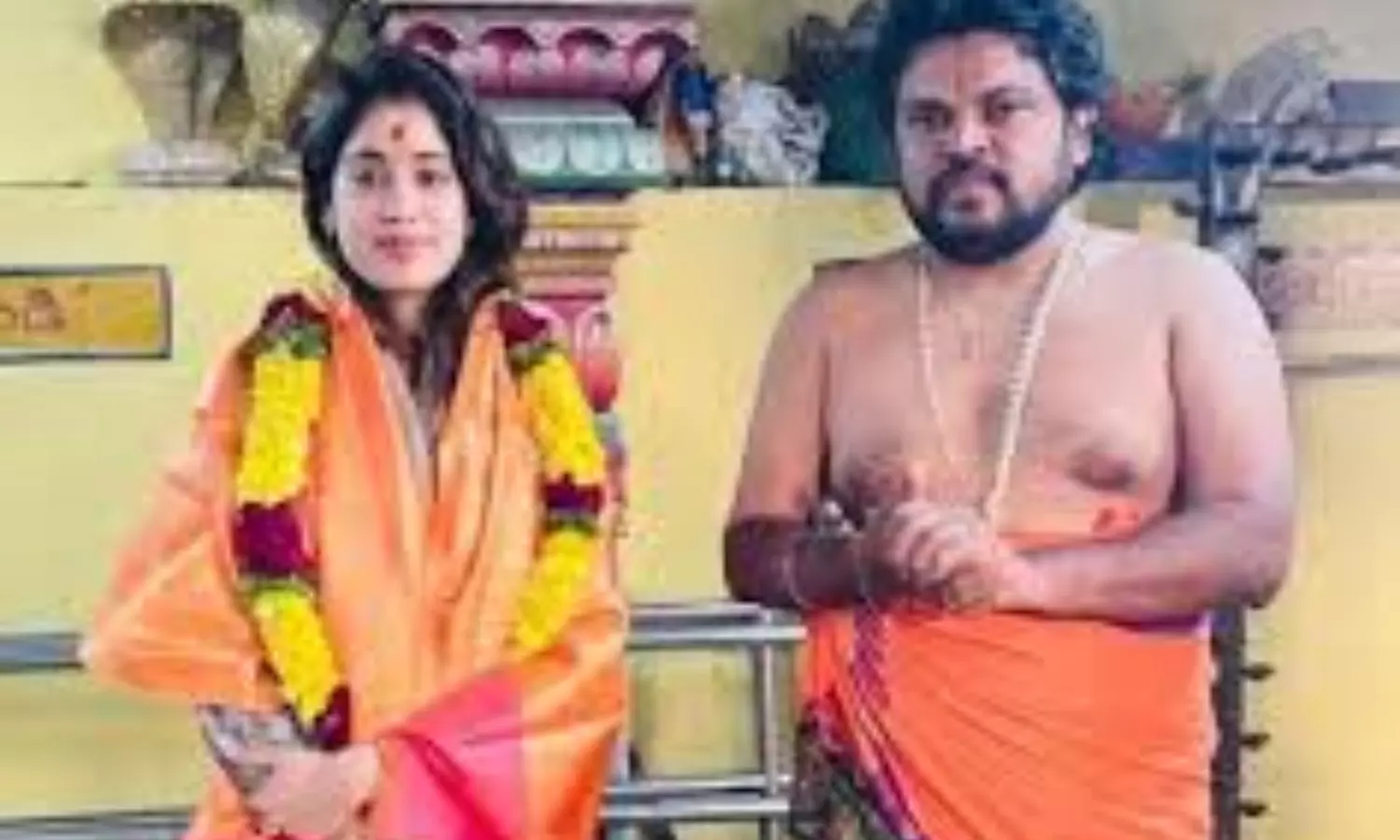 Janvi Kapoor: మధురానగర్ ఆంజనేయస్వామి గుడిలో  జాన్వీకపూర్ ప్రత్యేక పూజలు