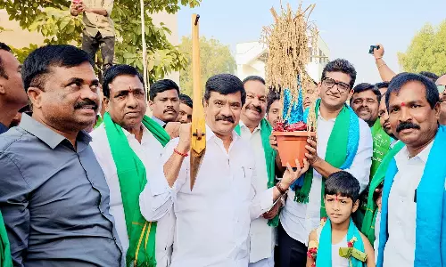 Rythu Padayatra: రైతులకిచ్చిన హామీలు నెరవేర్చాల్సిందే.. రైతు పాదయాత్ర ప్రారంభించిన ఎమ్మెల్యే సంజయ్ Rythu Padayatra: రైతులకిచ్చిన హామీలు నెరవేర్చాల్సిందే.. రైతు పాదయాత్ర ప్రారంభించిన ఎమ్మెల్యే సంజయ్