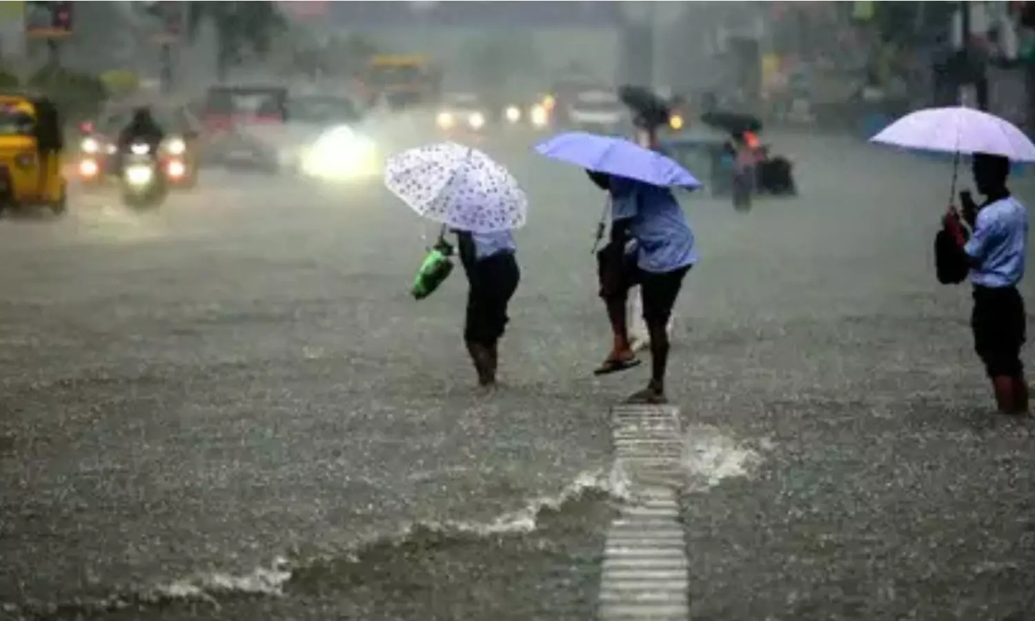 Heavy Rainfall: భారీ వర్షాలు కారణంగా అక్కడి స్కూల్స్, కాలేజీలకు సెలవులు