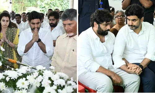 Nara Rammurthy Naidu: దుఖం దిగమింగుకుంటూ తమ్ముడి పార్థివదేహానికి బాబు అంతిమ నివాళి, నారా రోహిత్కు లోకేష్ ఓదార్పు Nara Rammurthy Naidu: దుఖం దిగమింగుకుంటూ తమ్ముడి పార్థివదేహానికి బాబు అంతిమ నివాళి, నారా రోహిత్కు లోకేష్ ఓదార్పు