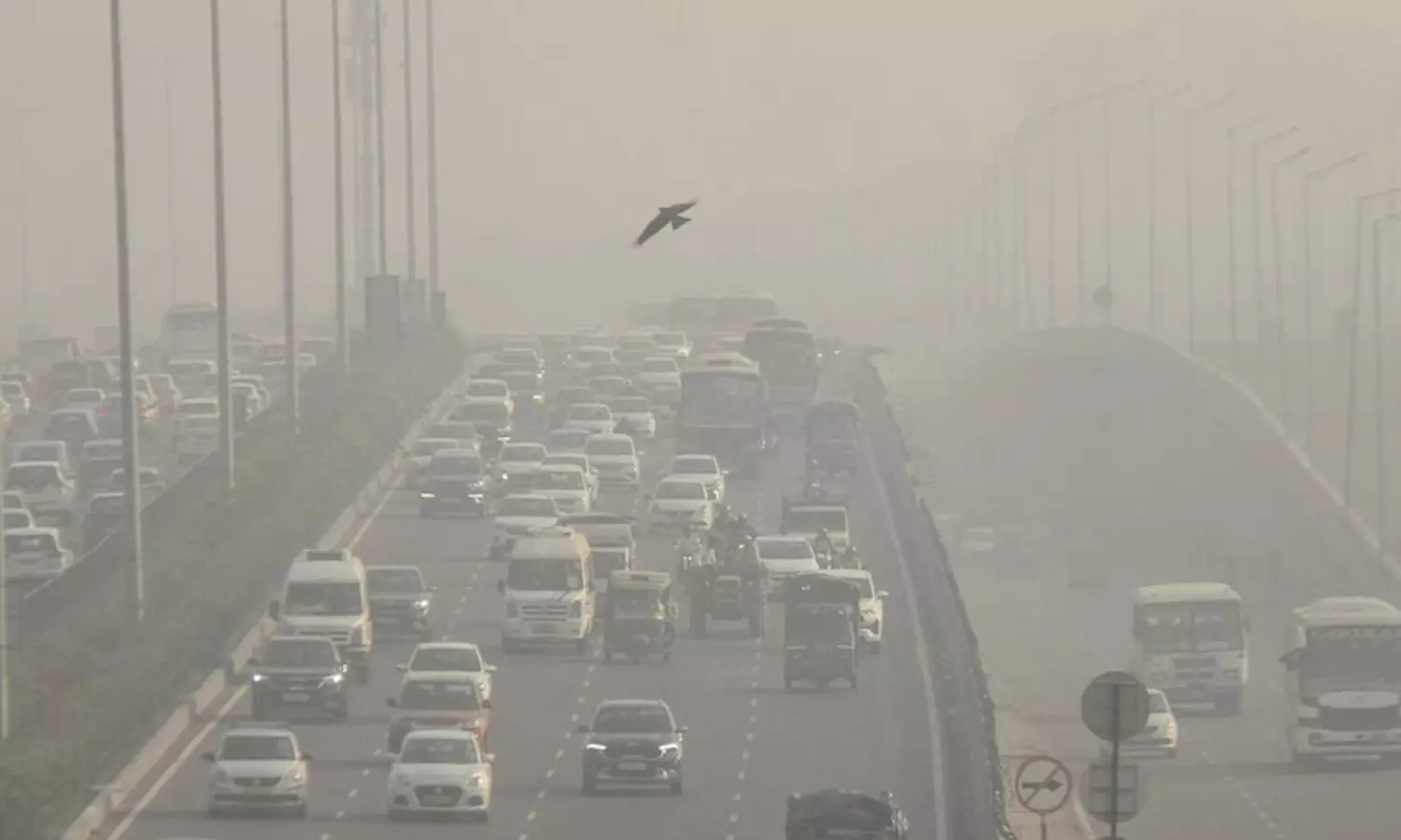 Delhi Pollution: రాజధానిని కమ్మేసిన పొగమంచు..హస్తినకు ఆరెంజ్ అలర్ట్.