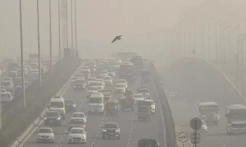 Delhi Pollution: రాజధానిని కమ్మేసిన పొగమంచు..హస్తినకు ఆరెంజ్ అలర్ట్. Delhi Pollution: రాజధానిని కమ్మేసిన పొగమంచు..హస్తినకు ఆరెంజ్ అలర్ట్.