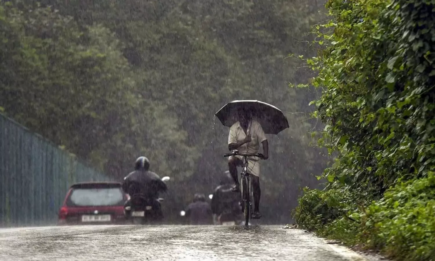 Heavy Rains: ఈ నాలుగు జిల్లాలకు రెడ్ అలర్ట్...సోమవారం భారీ వర్షాలు కురిసే ఛాన్స్