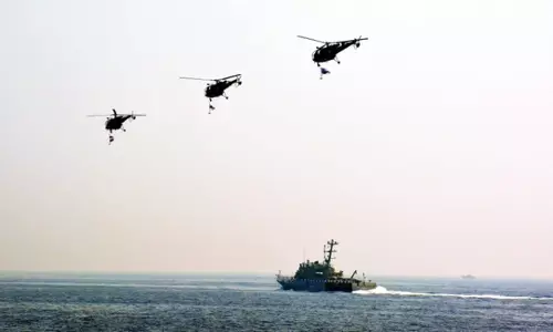 Indian Navy:   హెలికాప్టర్ల మధ్యలోకి పక్షి.. తర్వాత ఏం జరిగిదంటే?