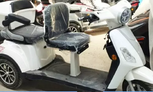 Electric Scooter : మార్కెట్లోకి కొత్తగా 3 వీలర్ ఎలక్ట్రిక్ స్కూటర్.. ధర ఎంతంటే.. Electric Scooter : మార్కెట్లోకి కొత్తగా 3 వీలర్ ఎలక్ట్రిక్ స్కూటర్.. ధర ఎంతంటే..