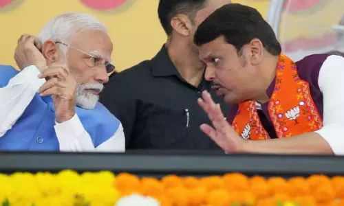 Devendra Fadnavis: దేవేంద్ర ఫడ్నవీస్ ప్రమాణస్వీకారోత్సవంలో ఆసక్తికర పరిణామం Devendra Fadnavis: దేవేంద్ర ఫడ్నవీస్ ప్రమాణస్వీకారోత్సవంలో ఆసక్తికర పరిణామం