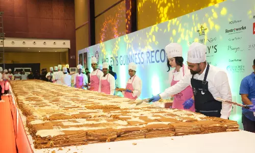 Guinness Record: హైదరాబాద్ కీర్తి కిరీటంలో మరో మైలు రాయి.. ప్రపంచంలోనే అతిపెద్ద కేక్ తయారీ Guinness Record: హైదరాబాద్ కీర్తి కిరీటంలో మరో మైలు రాయి.. ప్రపంచంలోనే అతిపెద్ద కేక్ తయారీ
