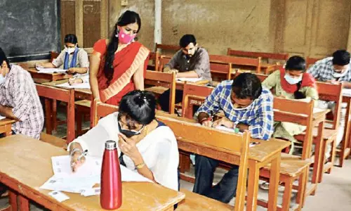 TGPSC Group2 Exam Today: నేటి నుంచి తెలంగాణలో గ్రూప్-2 పరీక్షలు..అభ్యర్థులు ఈ విషయాలు గుర్తుంచుకోవాల్సిందే TGPSC Group2 Exam Today: నేటి నుంచి తెలంగాణలో గ్రూప్-2 పరీక్షలు..అభ్యర్థులు ఈ విషయాలు గుర్తుంచుకోవాల్సిందే