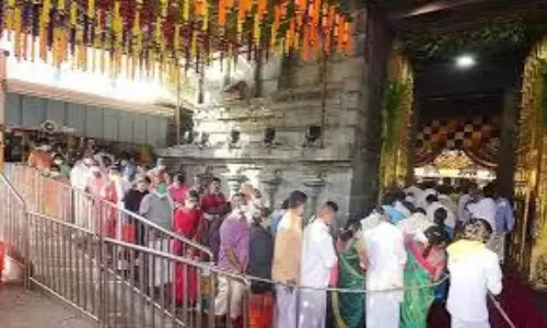 Tirumala: శ్రీవారి భక్తులకు బిగ్ అలర్ట్..ఈ తేదీల్లో వైకుంఠ ద్వారా దర్శన టికెట్లు విడుదల Tirumala: శ్రీవారి భక్తులకు బిగ్ అలర్ట్..ఈ తేదీల్లో వైకుంఠ ద్వారా దర్శన టికెట్లు విడుదల