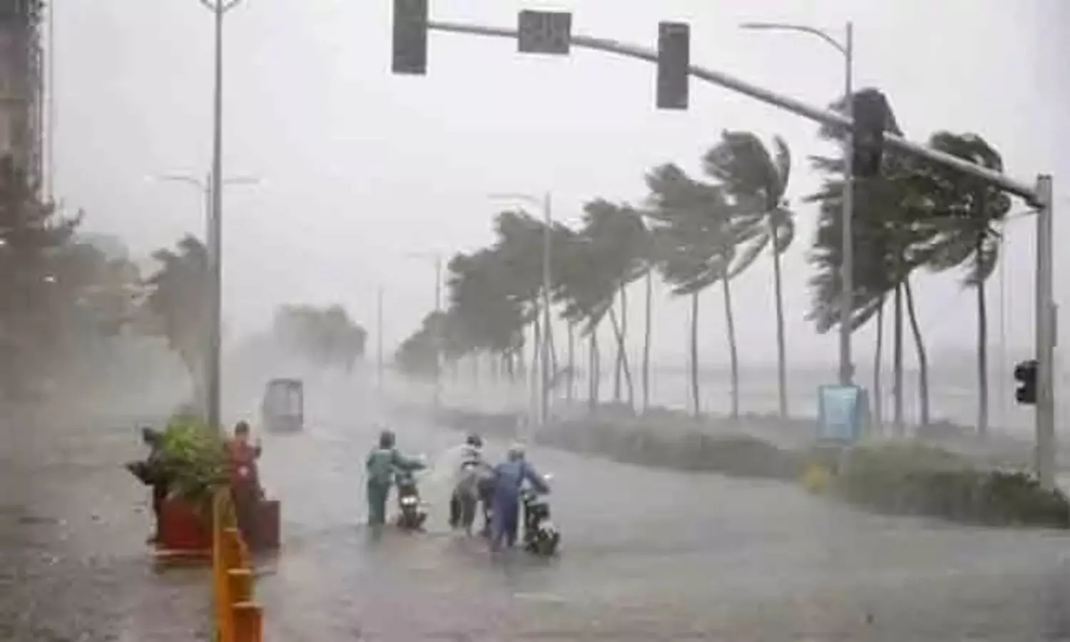 AP Rains: దూసుకోస్తున్న తీవ్ర అల్పపీడనం..పలు జిల్లాలకు అతి భారీ వర్ష సూచన