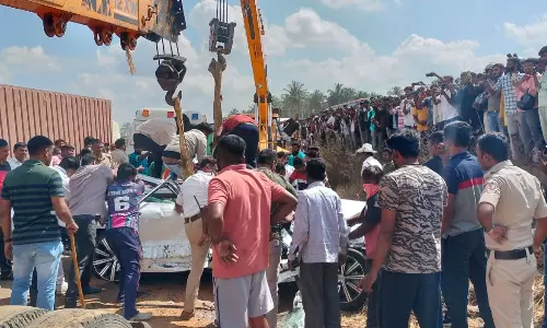 Bengaluru Truck Accident News: ఆరుగురు ప్రయాణిస్తోన్న కారుపై పడిన కంటైనర్ లారీ Bengaluru Truck Accident News: ఆరుగురు ప్రయాణిస్తోన్న కారుపై పడిన కంటైనర్ లారీ