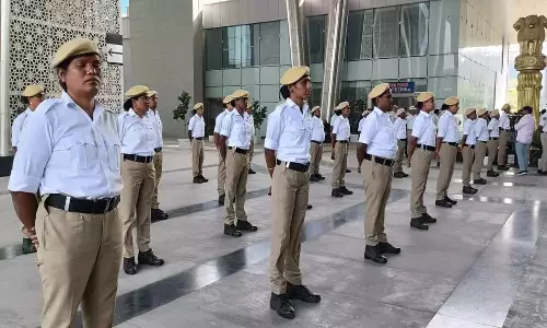 Transgenders: నేటి నుంచి ట్రాఫిక్ విధుల్లో 39 మంది ట్రాన్స్జెండర్లు Transgenders: నేటి నుంచి ట్రాఫిక్ విధుల్లో 39 మంది ట్రాన్స్జెండర్లు