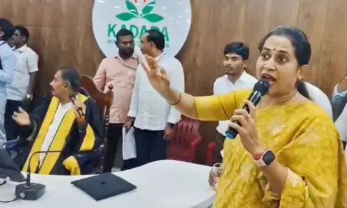 Kadapa MLA Madhavi Reddy: నాకు కుర్చీ ఎందుకు వేయలేదు.. మేయర్పై మాధవి రెడ్డి ఆగ్రహం Kadapa MLA Madhavi Reddy: నాకు కుర్చీ ఎందుకు వేయలేదు.. మేయర్పై మాధవి రెడ్డి ఆగ్రహం