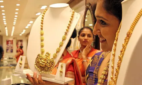 Gold Rate: కొత్త ఏడాదిలో బంగారం కొనడం కష్టమేనా.? తులం ధర ఎంతకు చేరనుందో తెలుసా.? Gold Rate: కొత్త ఏడాదిలో బంగారం కొనడం కష్టమేనా.? తులం ధర ఎంతకు చేరనుందో తెలుసా.?