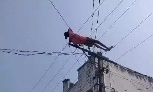 Viral Video: మద్యం మత్తులో మందు బాబు హల్చల్.. విద్యుత్ తీగలపైనే విన్యాసాలు