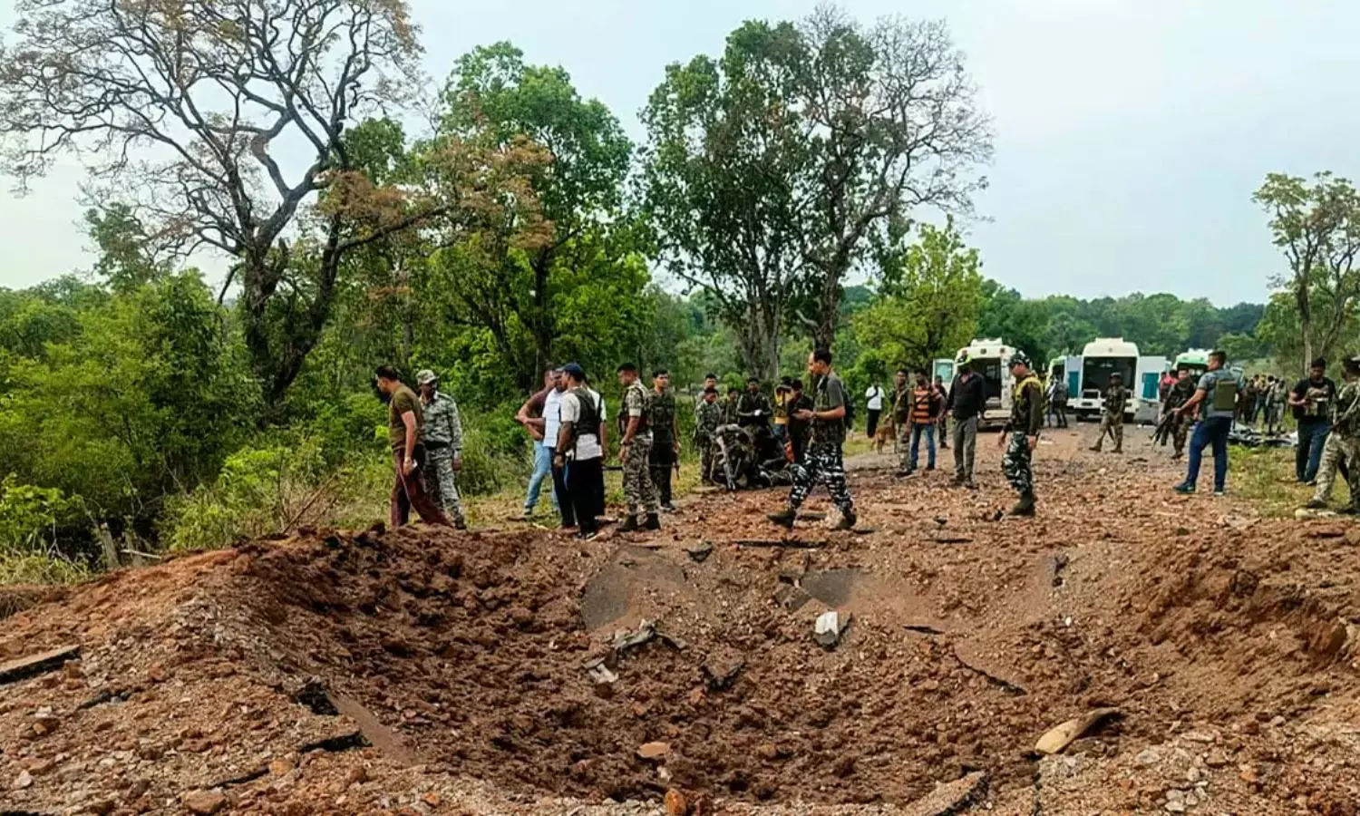 Chhattisgarh Naxal Attack: నక్సల్స్ బాంబు దాడిలో 10 మంది జవాన్లు మృతి