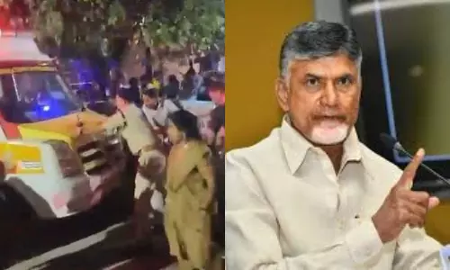 Tirupati Tragedy: తిరుపతి వెళ్లనున్న సీఎం చంద్రబాబు..తొక్కిసలాట ఘటనపై తీవ్ర దిగ్భ్రాంతి Tirupati Tragedy: తిరుపతి వెళ్లనున్న సీఎం చంద్రబాబు..తొక్కిసలాట ఘటనపై తీవ్ర దిగ్భ్రాంతి