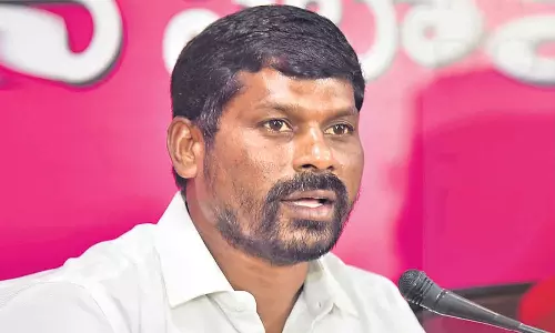 Guvvala Balaraju: అచ్చంపేటలో పోలీసులకు, గువ్వల బాలరాజుకు మధ్య తోపులాట Guvvala Balaraju: అచ్చంపేటలో పోలీసులకు, గువ్వల బాలరాజుకు మధ్య తోపులాట