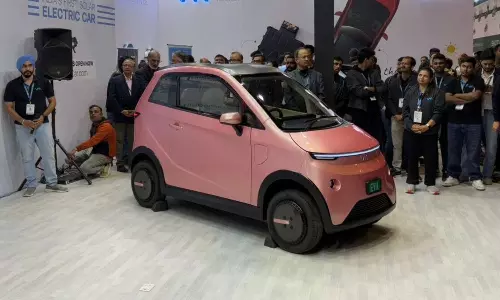 Solar Car: ఎండతో నడిచే కార్ వచ్చేసింది.. 80 పైసల ఖర్చుతో దూసుకుపోతుంది