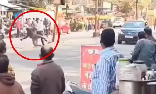 Viral Video : నడిరోడ్డుపై యువకుడిపై ట్రాఫిక్ పోలీస్ దాడి.. వీడియో వైరల్