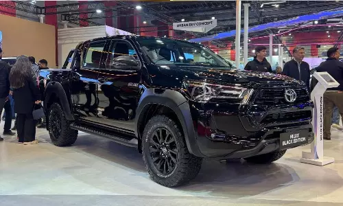 Toyota Hilux Black Edition: ఫ్యూర్ బ్లాక్‌లో హిలక్స్ పికప్ ట్రక్.. దీని ముందు జేసీబీ కూడా పనికిరాదు