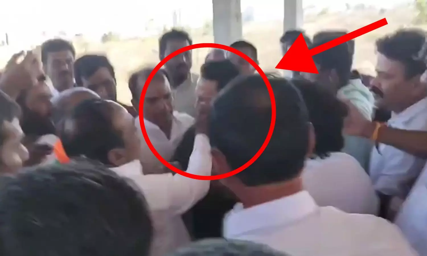 రియల్ ఎస్టేట్ వ్యాపారి చెంప ఛెళ్లుమనిపించిన ఈటల రాజేందర్... ఎందుకంటే? రియల్ ఎస్టేట్ వ్యాపారి చెంప ఛెళ్లుమనిపించిన ఈటల రాజేందర్... ఎందుకంటే?