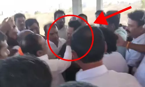 రియల్ ఎస్టేట్ వ్యాపారి చెంప ఛెళ్లుమనిపించిన ఈటల రాజేందర్... ఎందుకంటే? రియల్ ఎస్టేట్ వ్యాపారి చెంప ఛెళ్లుమనిపించిన ఈటల రాజేందర్... ఎందుకంటే?