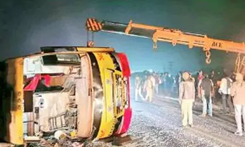 Road Accident: రాజమహేంద్రవరం గామన్ వంతెనపై ట్రావెల్ బస్సు బోల్తా.. ఒకరు మృతి, 25మందికి గాయాలు