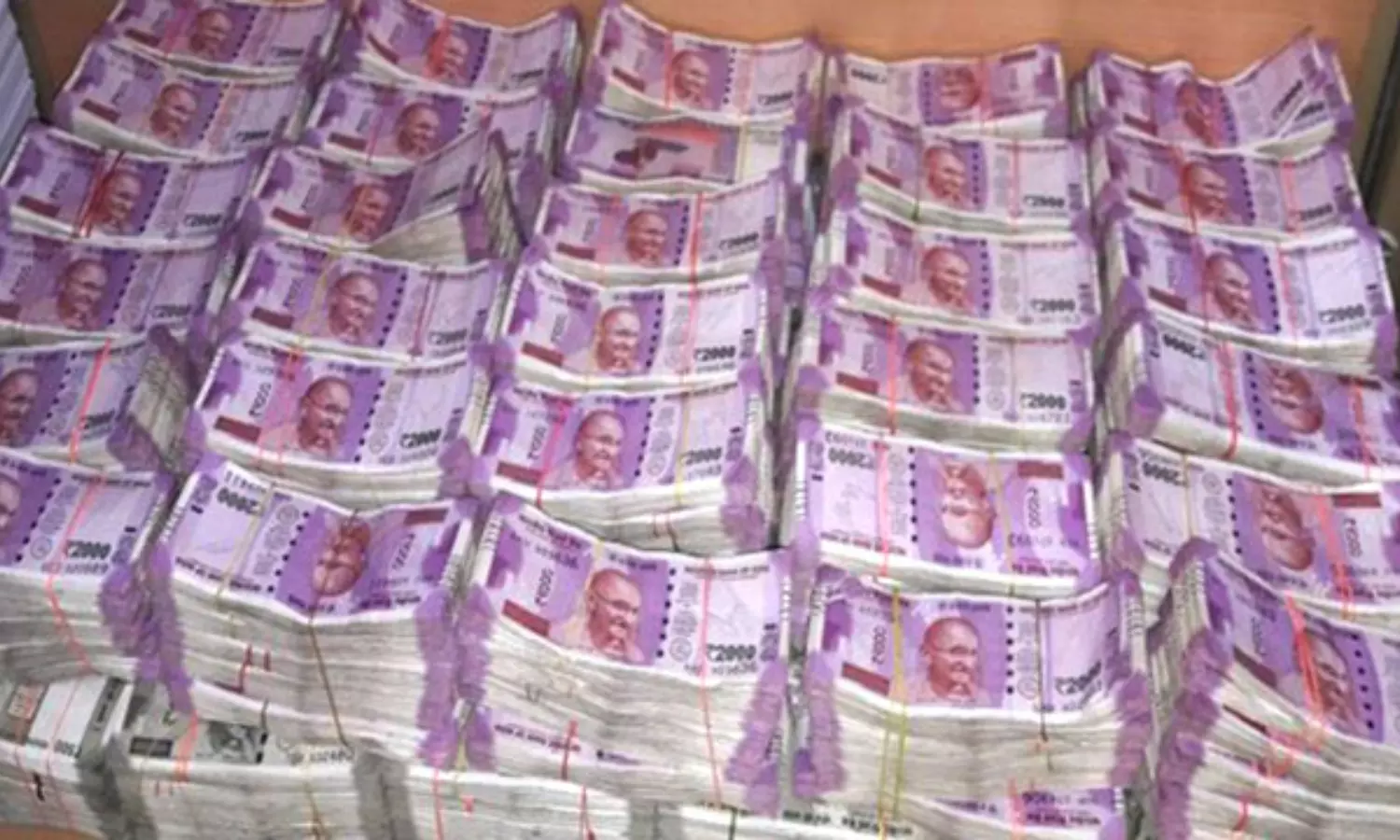 2000 Notes: ఆలయ హుండీలో రూ.2వేల నోట్ల కట్టలు.. కంగుతిన్న పూజారులు