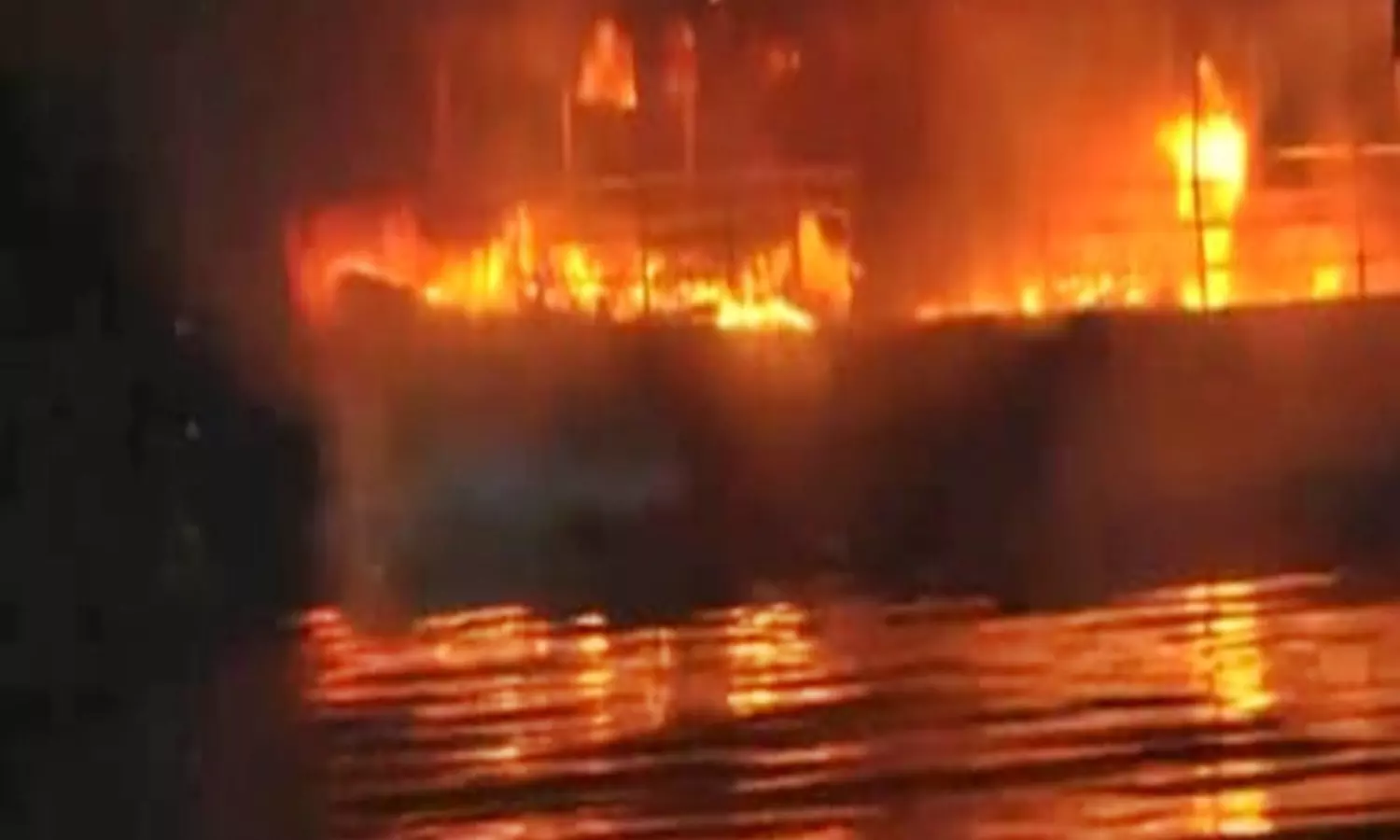 Massive fire breaks out in Gulzars house, five dead Massive fire breaks out in Gulzars house, five dead