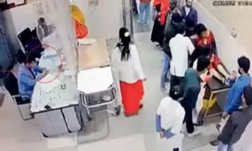 Viral: వీడు డాక్టరా? ఛీ... రీల్స్‌ చూస్తూ పేషెంట్‌ను వదిలేశాడు.. చివరకు గుండెపోటుతో