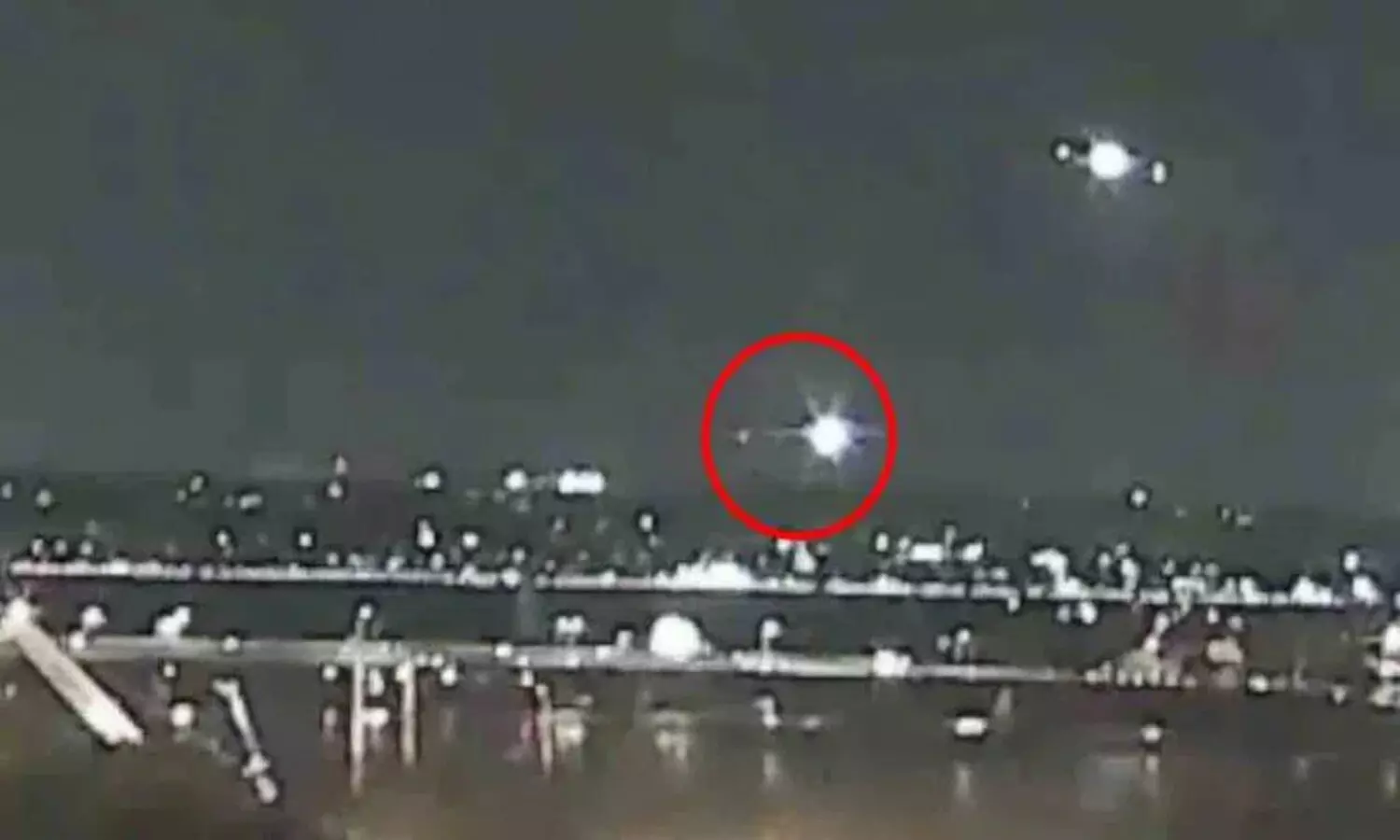 Plane Crash: ఘోరప్రమాదం..హెలికాప్టర్ ను ఢీకొట్టి..నదిలో కుప్పకూలిన విమానం