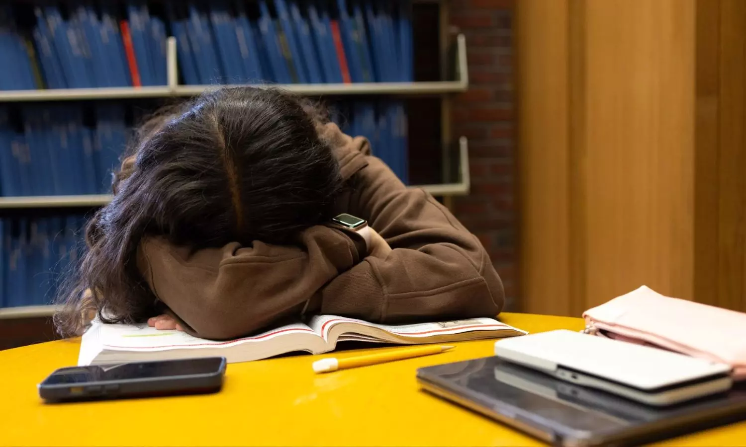 Why Are Teenagers So Tired? Understanding Why So Many Teens are Sleepy