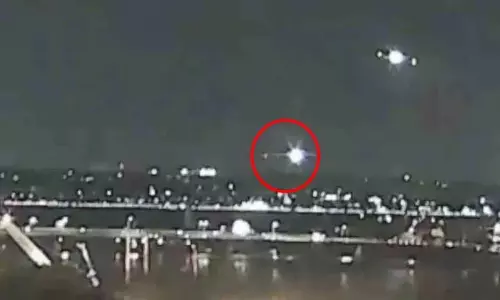 Plane Crash: ఘోరప్రమాదం..హెలికాప్టర్ ను ఢీకొట్టి..నదిలో కుప్పకూలిన విమానం