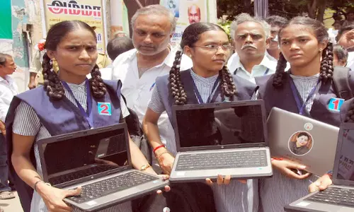 Student Free Laptop Scheme: విద్యార్థులకు ఫ్రీ ల్యాప్టాప్ స్కీం.. దరఖాస్తు చేసుకుంటున్నారా? ముందు ఇది తెలుసుకోండి Student Free Laptop Scheme: విద్యార్థులకు ఫ్రీ ల్యాప్టాప్ స్కీం.. దరఖాస్తు చేసుకుంటున్నారా? ముందు ఇది తెలుసుకోండి