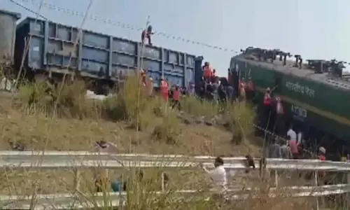 Viral video: ఒకే ట్రాక్ పై ఎదురెదురుగా 2 రైళ్లు..ఘోర ప్రమాదం వైరల్ వీడియో Viral video: ఒకే ట్రాక్ పై ఎదురెదురుగా 2 రైళ్లు..ఘోర ప్రమాదం వైరల్ వీడియో