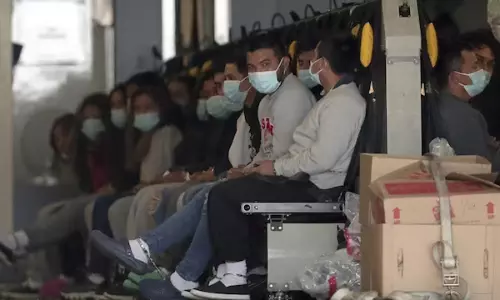 Indian Migrants: భారత్‌కు చేరిన  వలసదారుల చేతులకు సంకెళ్లు నిజమేనా?