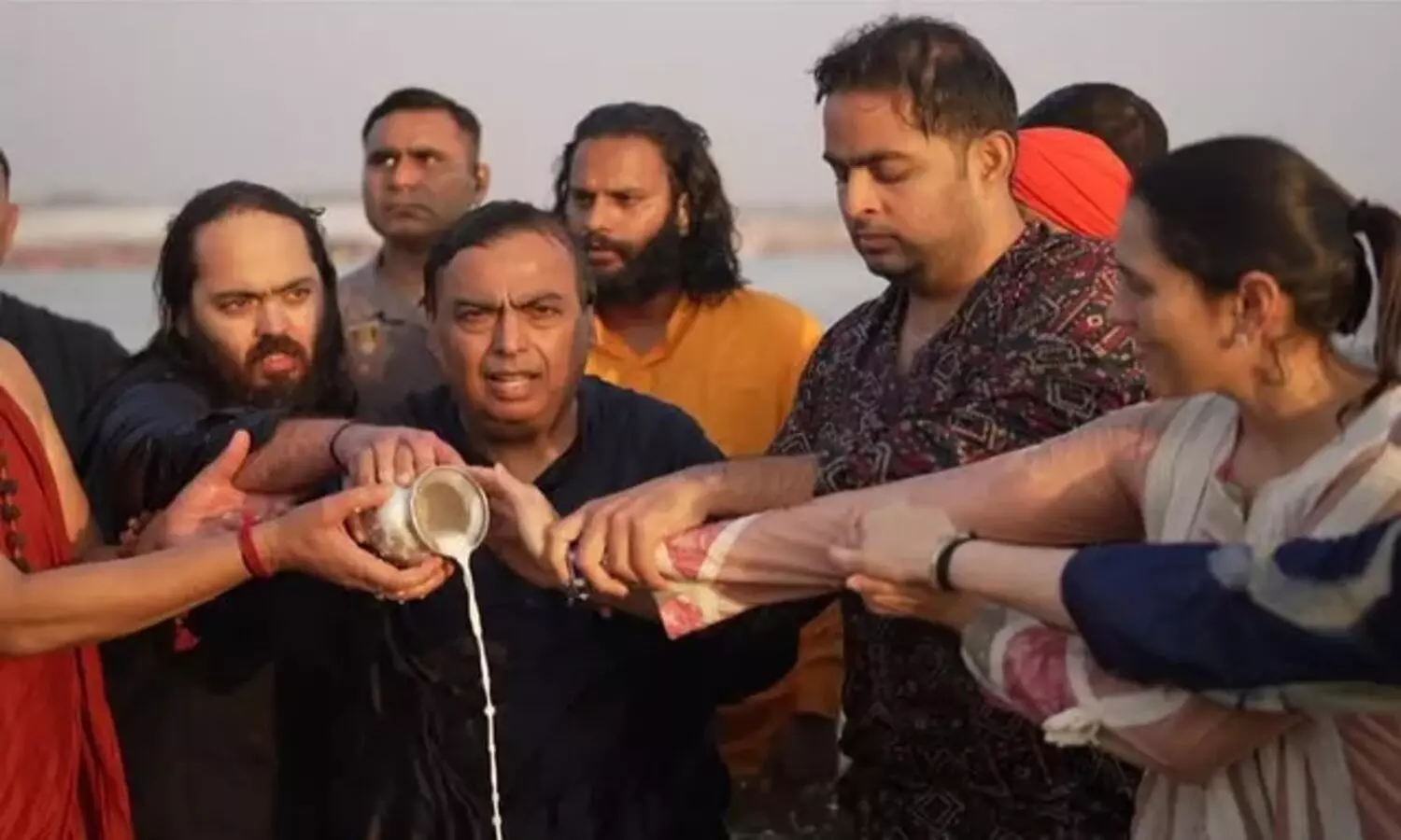 Ambani Family: మహాకుంభమేళాలో అంబానీ కుటుంబం..ముకేష్ తోపాటు 4 తరాల కుటుంబ సభ్యులు పవిత్రస్నానం