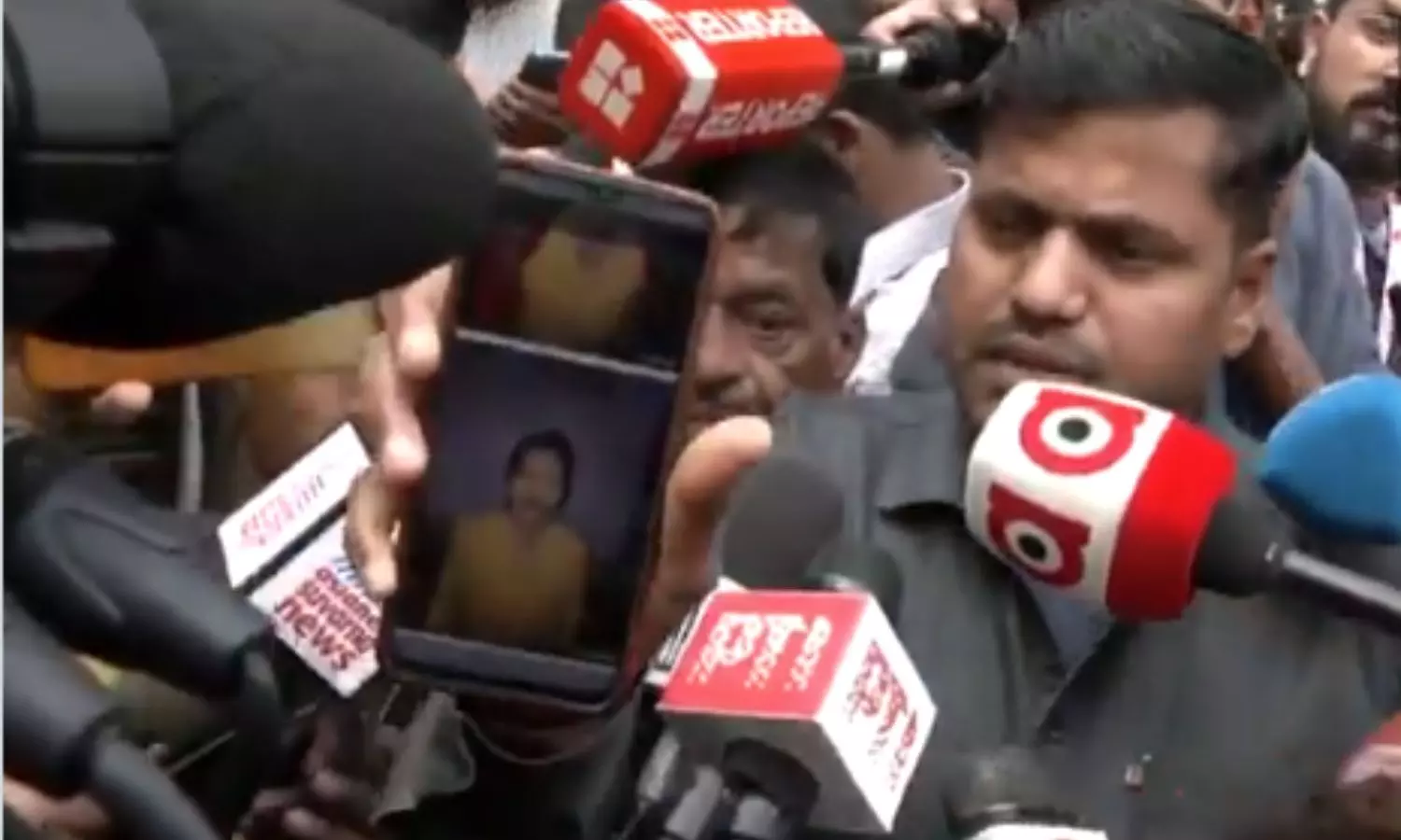 New Delhi Railway Station Stampede incident Meena Devi a woman going to Maha Kumbh goes missing