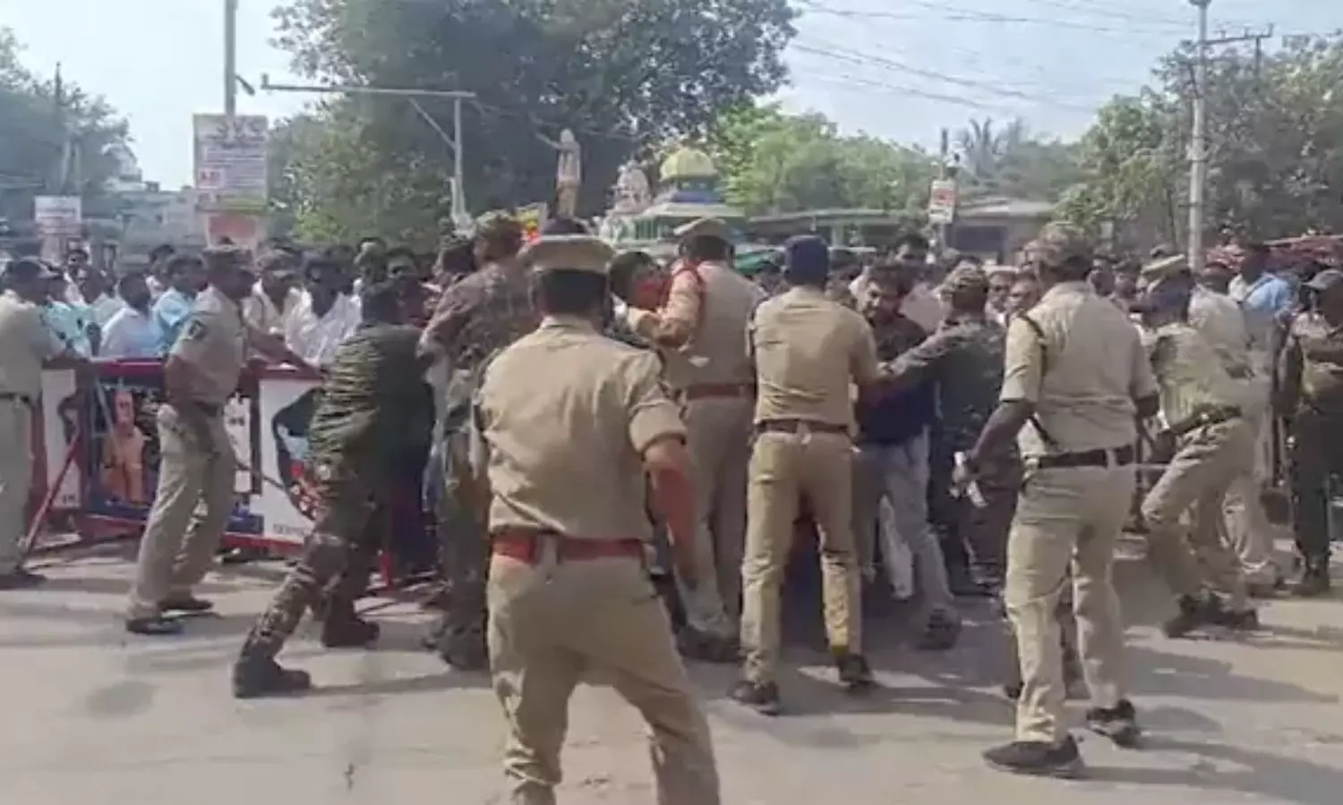 తునిలో టెన్షన్ టెన్షన్: టీడీపీ, వైఎస్ఆర్‌సీపీ వర్గీయుల మధ్య తోపులాట, లాఠీచార్జీ