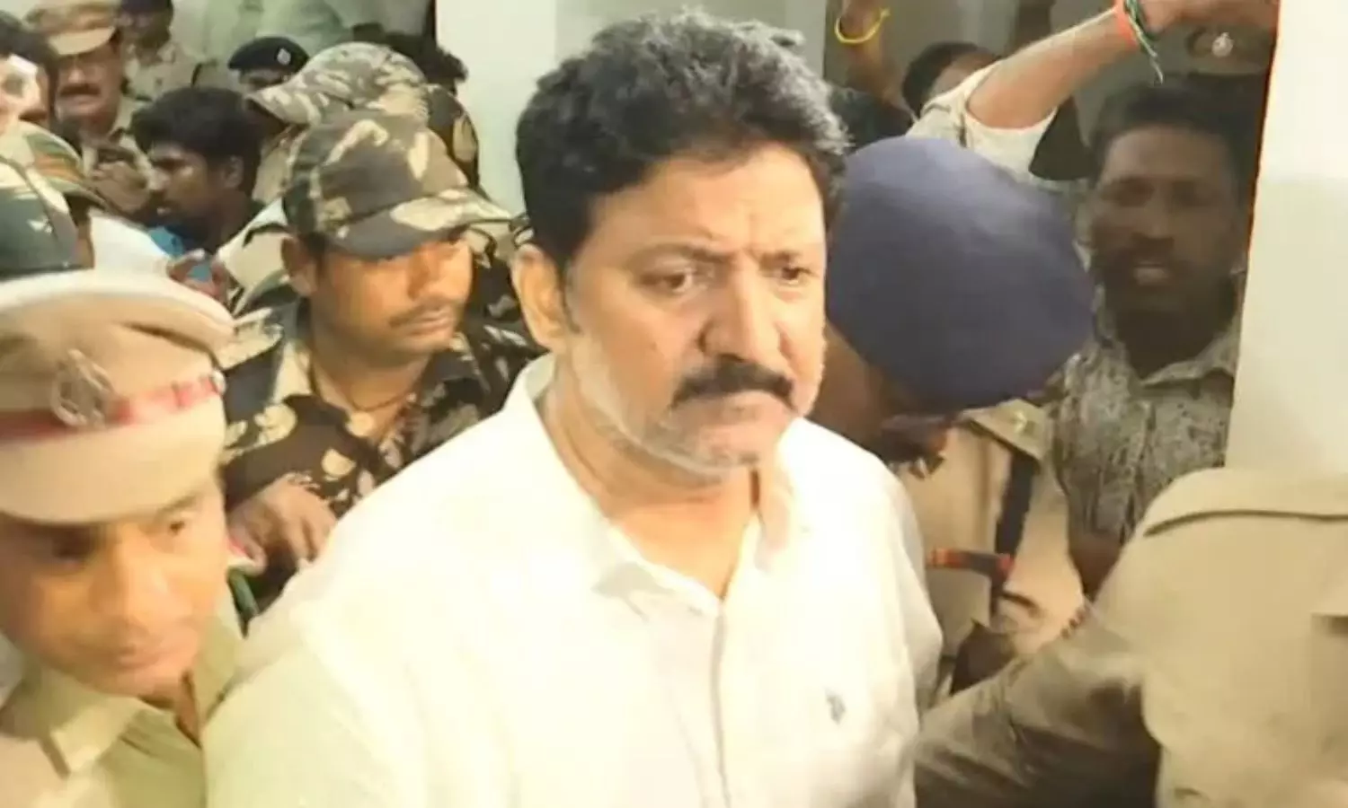 వల్లభనేని వంశీకి ఏపీ హైకోర్టులో నిరాశ: ముందస్తు బెయిల్ పిటిషన్ కొట్టివేత |  AP High Court Dismisses Vallabhaneni Vamsi Anticipatory Bail Petition