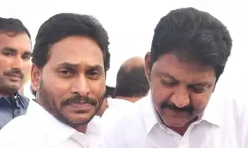 YS Jagan Mulakhat With Vallabhaneni Vamsi in Vijayawada Jail YS Jagan Mulakhat With Vallabhaneni Vamsi in Vijayawada Jail