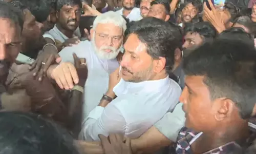 గుంటూరు మిర్చి రైతులకు జగన్ పరామర్శ: చంద్రబాబు సర్కార్ పై విమర్శలు గుంటూరు మిర్చి రైతులకు జగన్ పరామర్శ: చంద్రబాబు సర్కార్ పై విమర్శలు