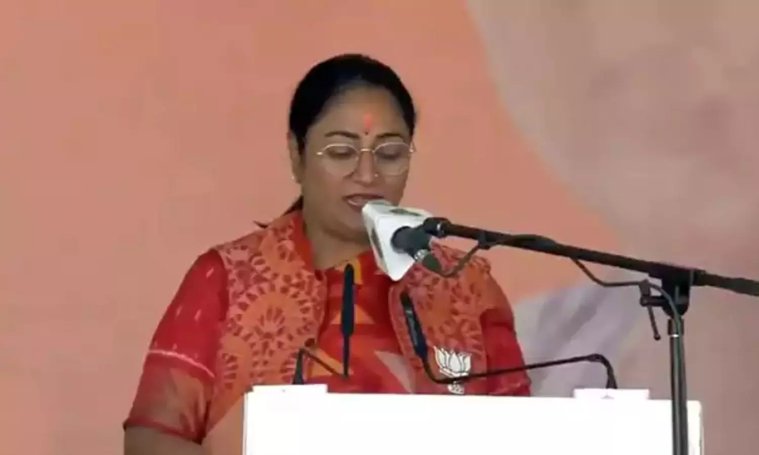 Rekha Gupta takes oath as delhi chief minister