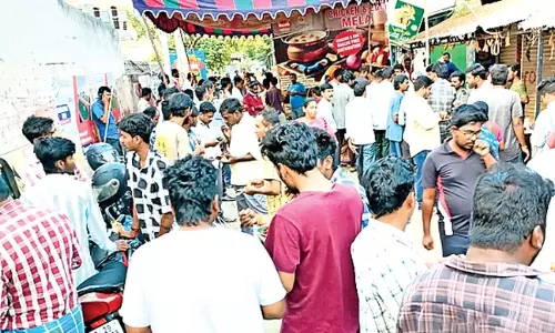 Hyderabad: చికెన్, గుడ్లు ఫ్రీ..ఎగబడ్డ జనం Hyderabad: చికెన్, గుడ్లు ఫ్రీ..ఎగబడ్డ జనం