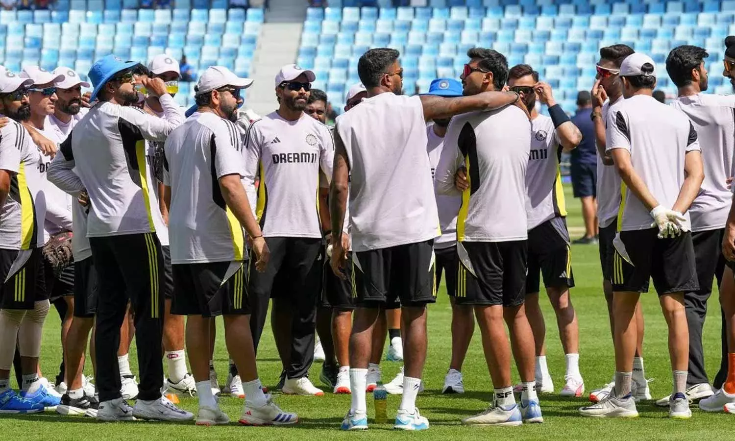 IND vs PAK: పాక్ తో మ్యాచ్ కు ముందు టీం ఇండియాకు షాక్.. అస్వస్థతకు గురైన స్టార్ ప్లేయర్