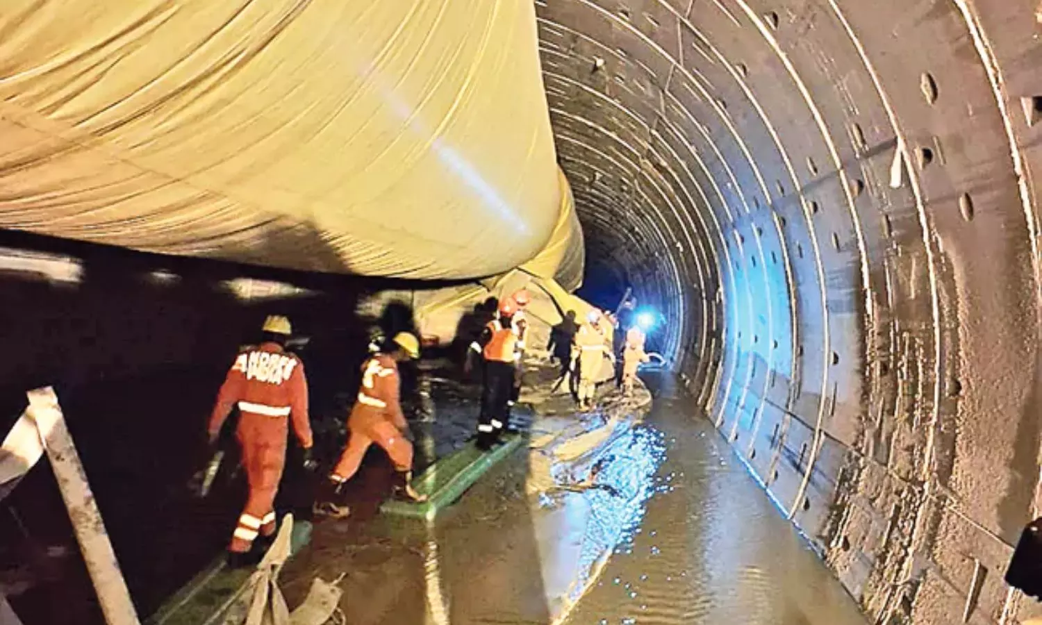SLBC Tunnel: ఎస్‌ఎల్‌బీసీ టన్నెల్‌లో చిక్కుకున్న ఎనిమిది మంది.. ఫ్లెక్సీ ప్రోబ్ ద్వారా గాలింపు